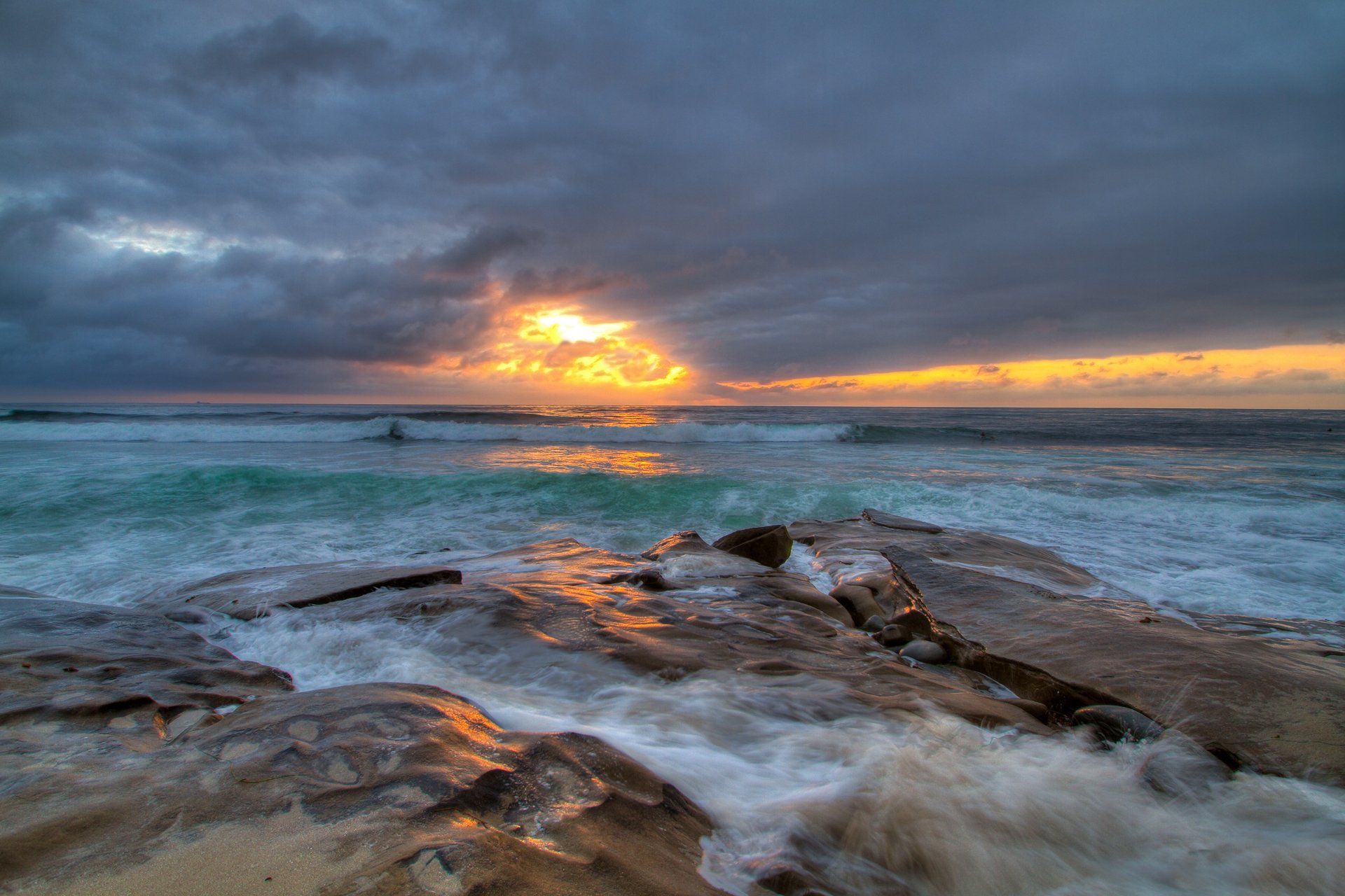 mare pietre flussi onde cielo nuvole tramonto luce