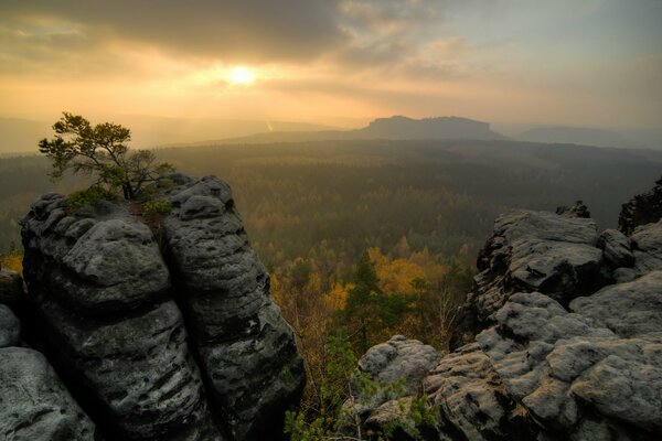 Paesaggio autunnale con tramonto e montagne