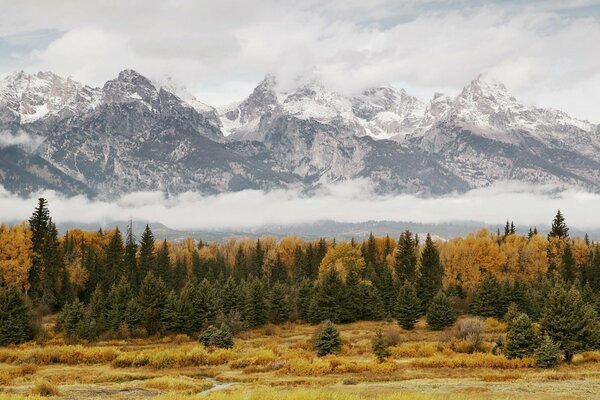 Paesaggio autunnale di montagne bianche come la neve