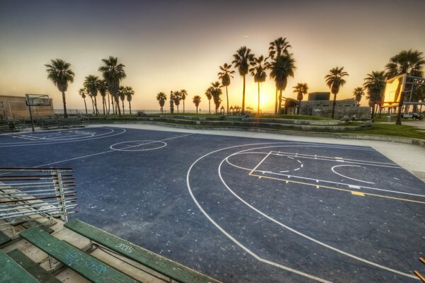 Vista del campo da basket al tramonto