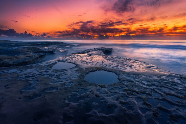 Spiaggia rocciosa al tramonto