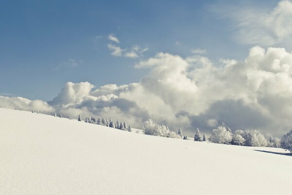 Strada innevata manto nevoso