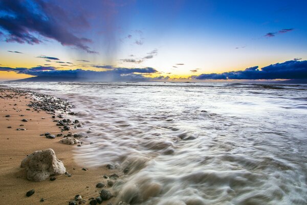 Spiaggia e cielo illimitato nello Stato delle Hawaii