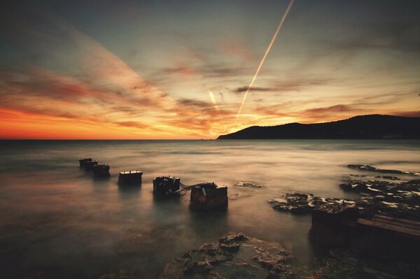 Costa rocciosa di Ibiza ai raggi del sole al tramonto