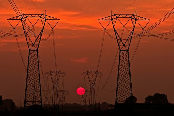 Sagome di linee elettriche al tramonto