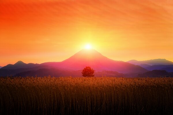 Tramonto cremisi, montagne cremisi