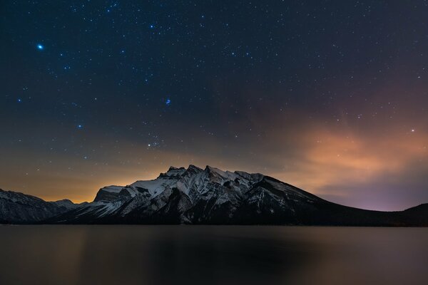 Cielo stellato sopra il lago