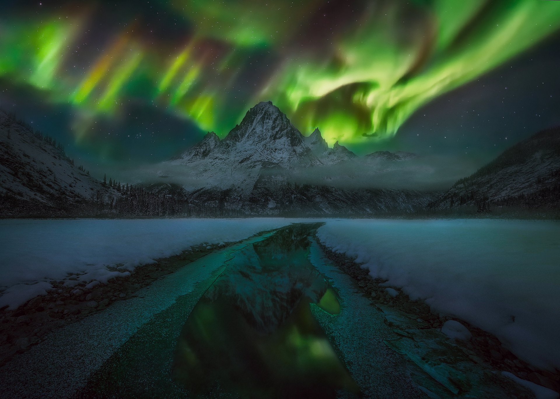 inverno notte cielo stelle aurora boreale montagne nuvole foresta neve acqua riflessione