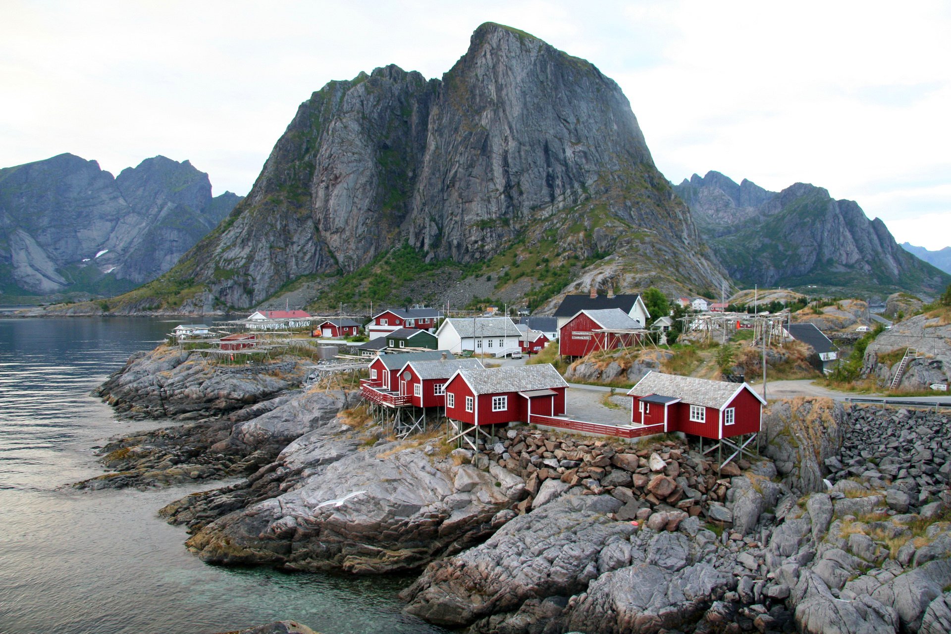 moskenes norvegia baia rocce rocce cielo montagna case