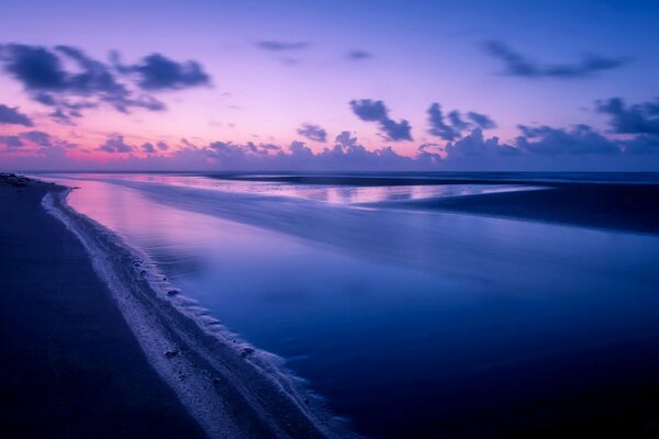 Paesaggio notturno sul mare