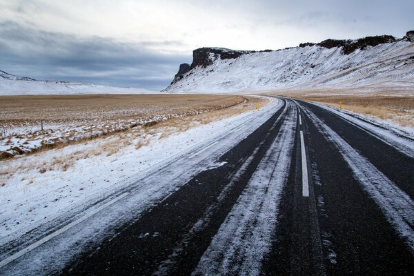 Strada invernale verso le montagne scure