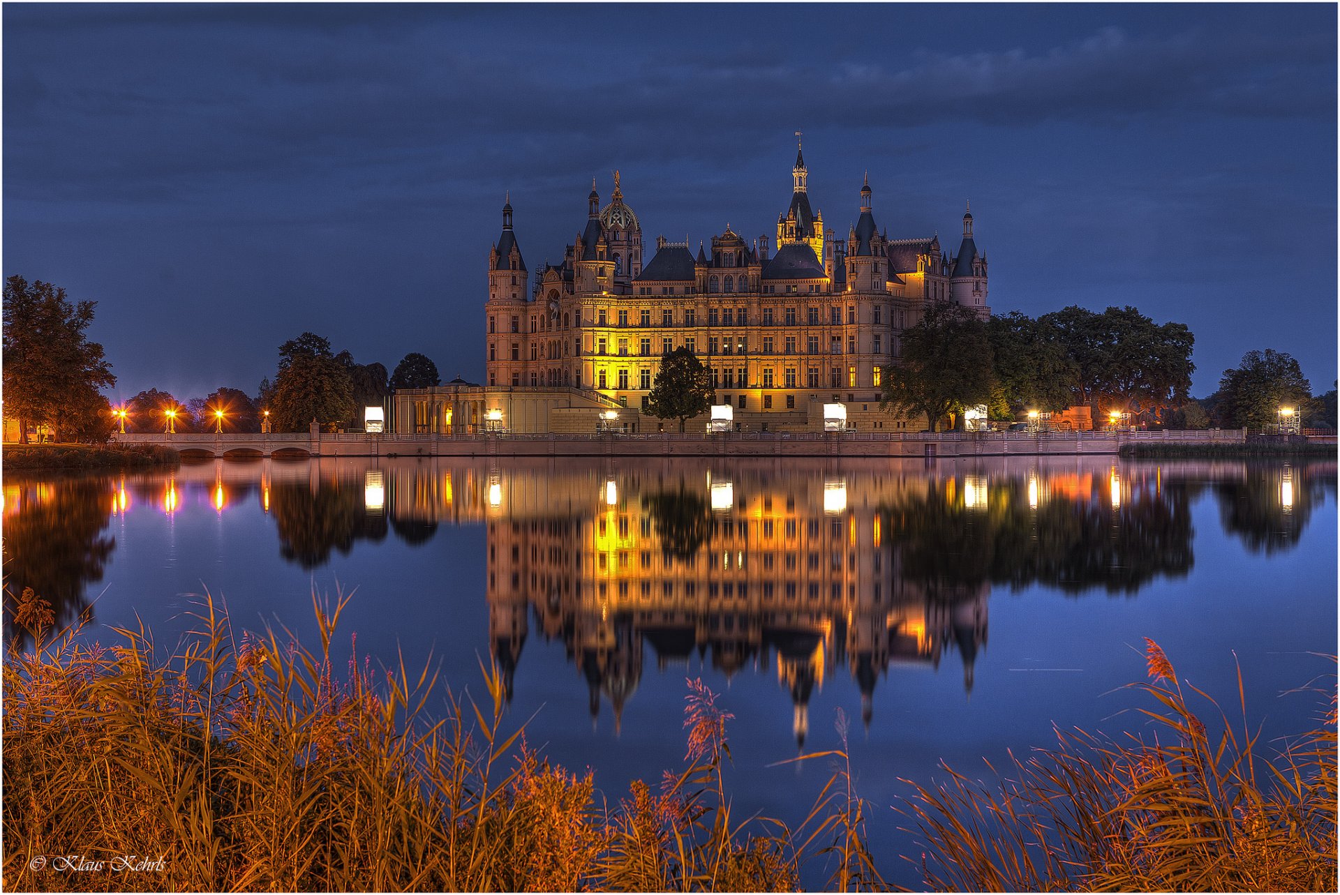 germania schwerin castello luci illuminazione lago notte blu cielo riflessione