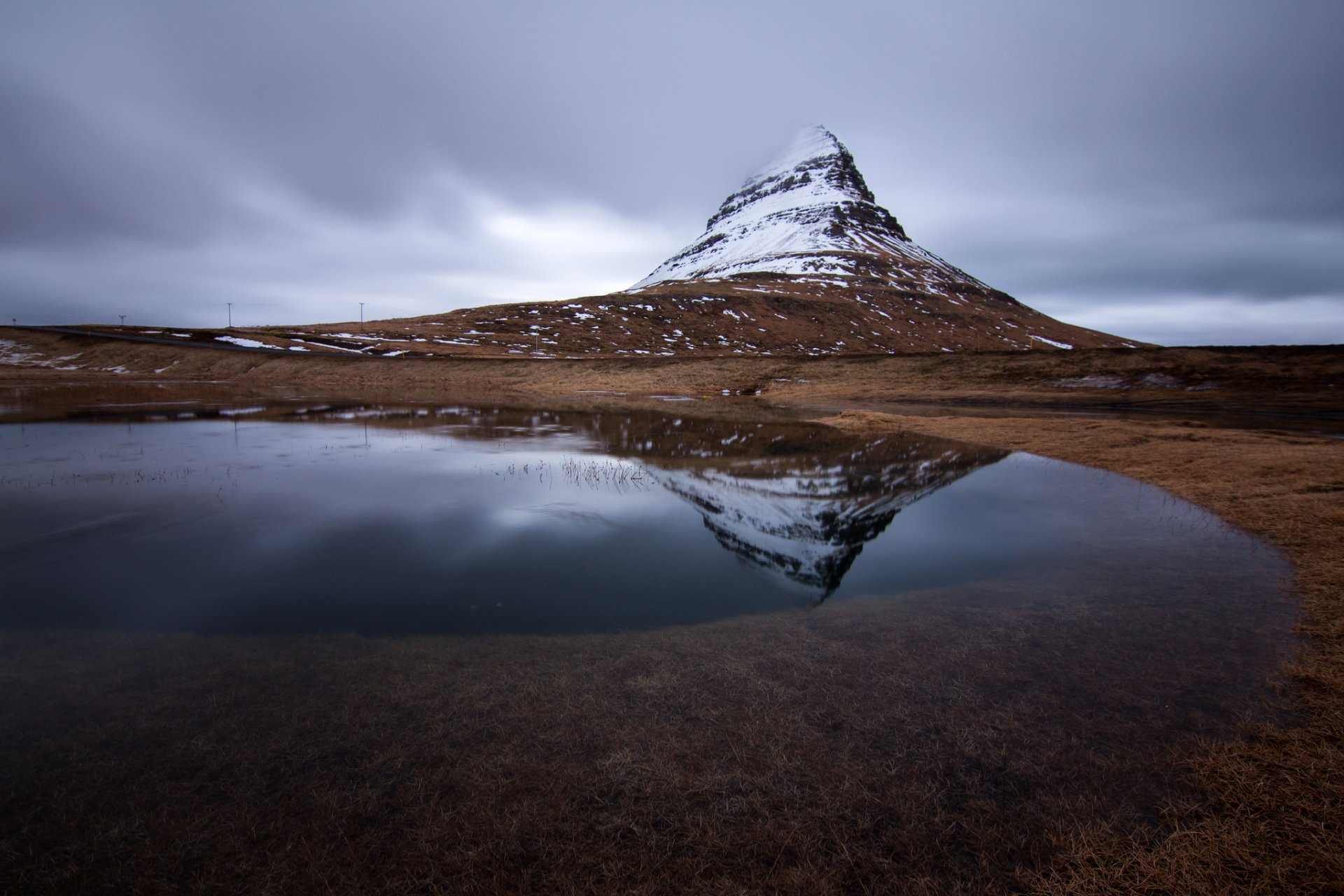 kirkjufell islanda montagna vulcano fiume grigio cielo nuvole